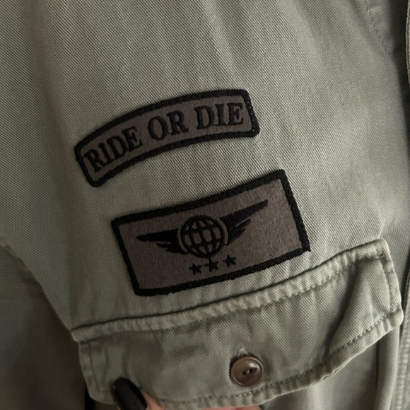 1975 Military-Style Shirt Jacket in Sage Green–Patches, Lightweight Denim (XL) - Picture 3 of 6